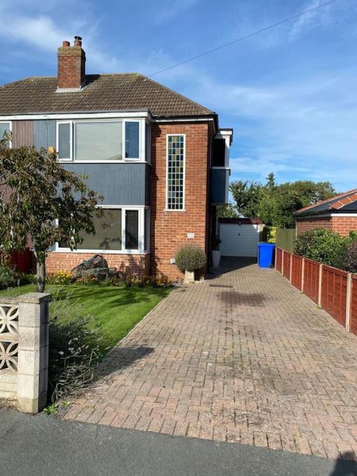 Lovely Semi-Beach 2X Pubs -5 Min Walk-Pets Welcome-Parking-Garden Scalby  Exterior foto